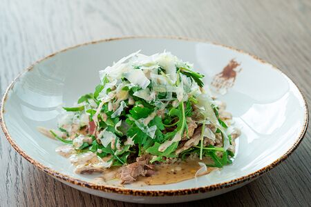 Салат с хрустящей уткой, рукколой и киноа