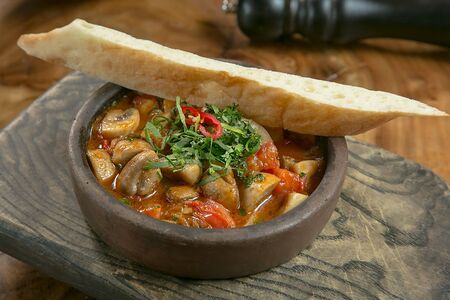 Чашушули из грибов на кеци