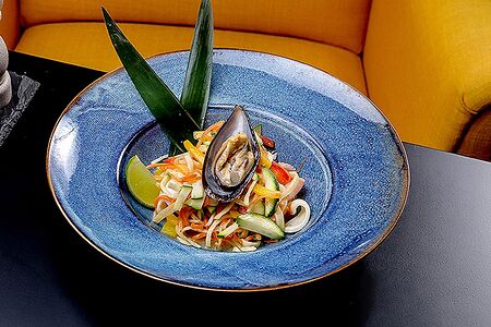 Тёплый средиземноморский салат с морепродуктами