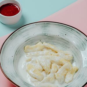 Ленивые вареники со сметаной и ягодным соусом