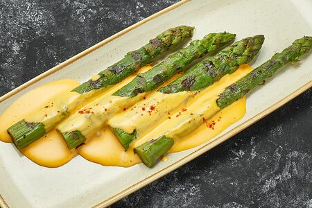 Спаржа с сырным соусом