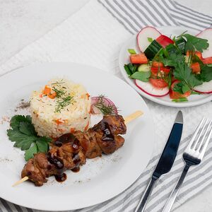 Куриный шашлычок с рисом и овощами, салат Вкус лета