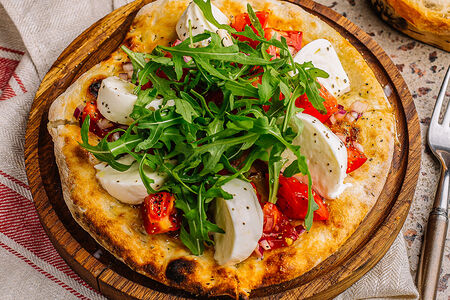 Фокачча с моцареллой, томатами и руколой