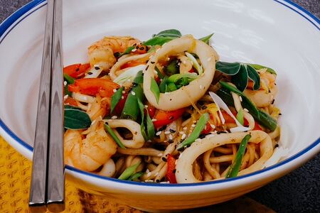 Лапша в устричном соусе с морепродуктами