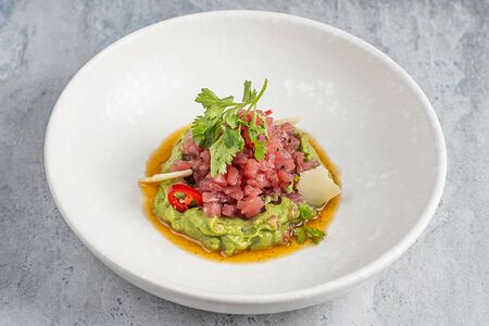 Тунец с гуакамоле