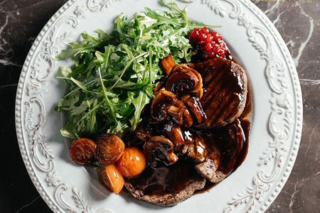 Тёплый салат с телятиной