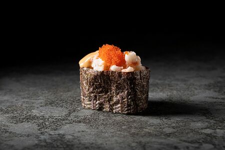 Гункан креветка/тобико