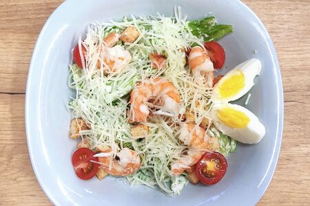 Салат Цезарь с креветками