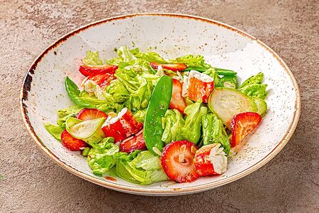 Хрустящий салат с клубникой, крабом и гранатовым Чимичури