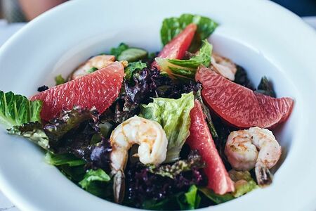 Салат с грейпфрутом и креветками