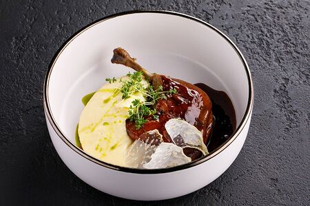 Томлёная утиная ножка с картофельным пюре