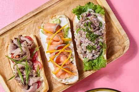 Tapas с лососем и авокадо