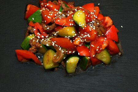 Теплый салат с говядиной