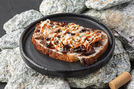 Брускетта страчателла и баклажан