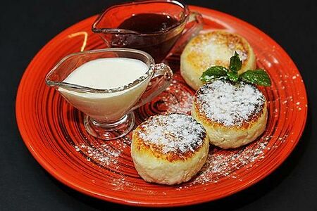 Сырники со сметаной и джемом