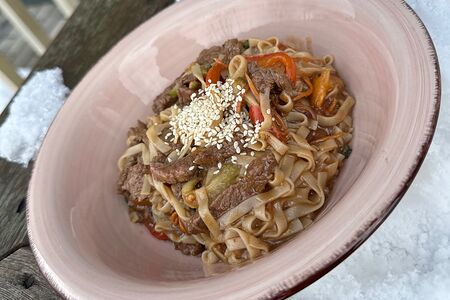 Лапша удон с мраморной говядиной и овощами в устричном соусе