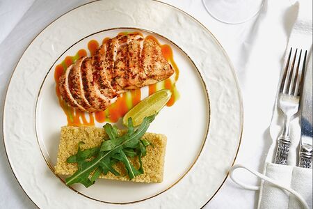 Запечённая куриная грудка, киноа, арахисовый соус