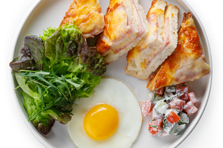 Сэндвич, запеченный с ветчиной