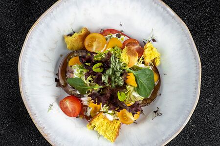 Салат с томатами и страчателлой