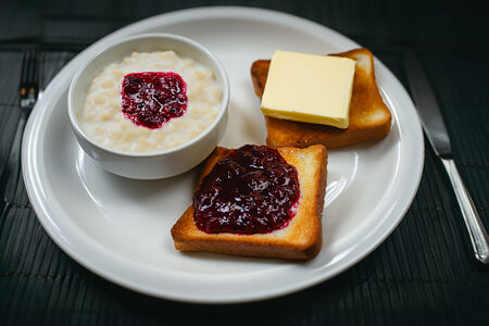 Черыте злака с ягодным конфитюром