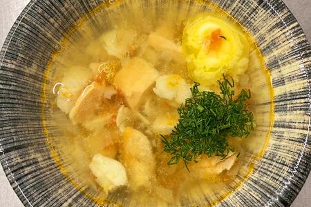 Уха по-царски с зеленью и сливочным маслом с креветкой