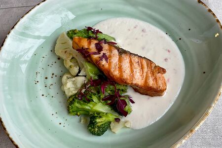 Лосось с брокколи и цветной капустой