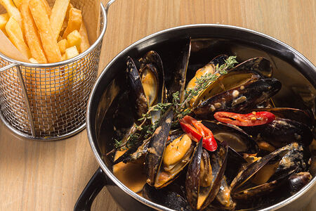 Мидии в сливочном соусе с картофелем фри