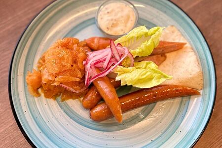 Домашние колбаски с салатом коул слоу