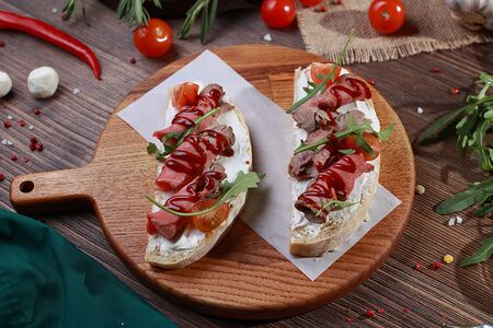 Брускетты с ростбифом