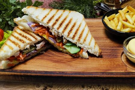 Сэндвич пшеничный с курицей и овощами