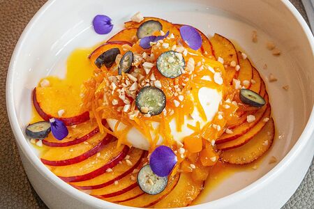 Буррата с сезонными фруктами