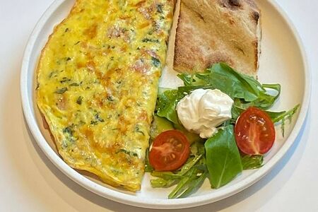 Омлет с ветчиной и моцареллой и овощным салатом