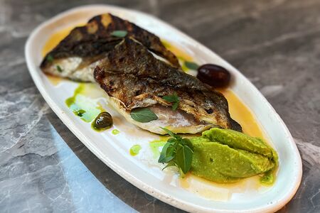 Дорадо на гриле с томатами