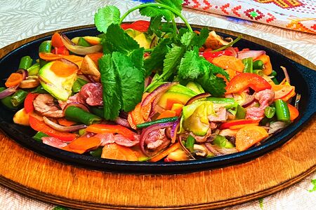 Говядина с овощами в устричном соусе