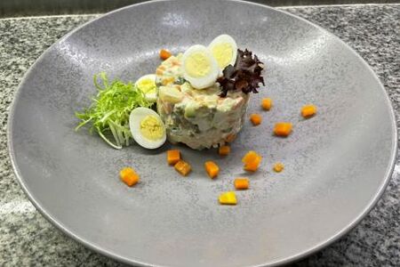 Салат оливье с перепелиными яйцами