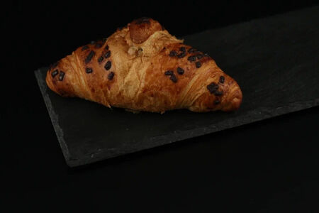 Круассан с пралине и шоколадной посыпкой