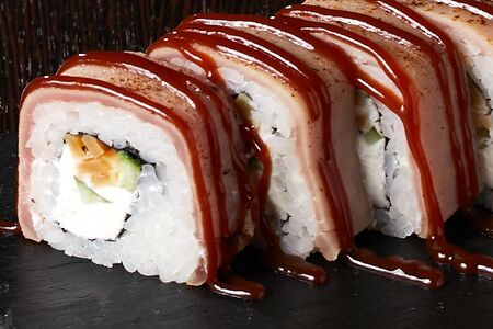 Опалённый ролл с тунцом
