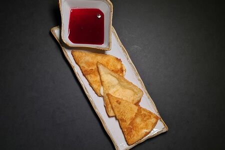 Сыр сулугуни, жаренный в сухарях