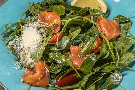 Салат Руккола с малосольным лососем