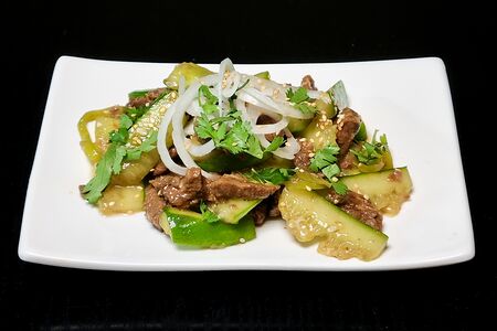 Китайский салат с говядиной и битыми огурцами