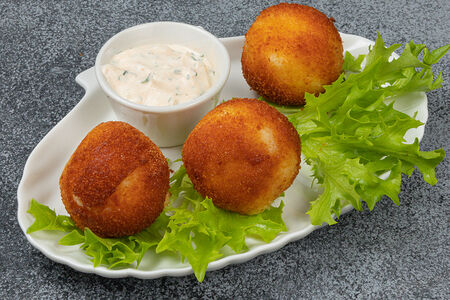 Сырные шарики с фирменным соусом