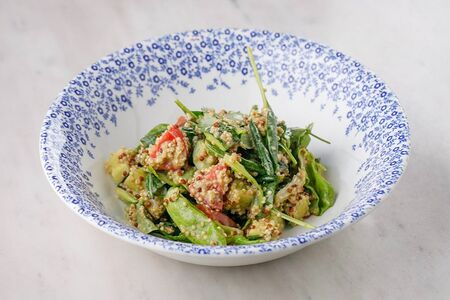 Киноа с овощами в кунжутном соусе