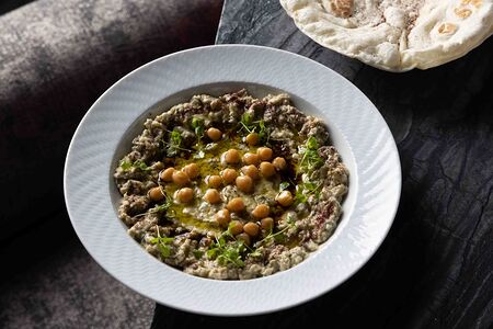 Бабагануш из баклажанов и теплая лепешка