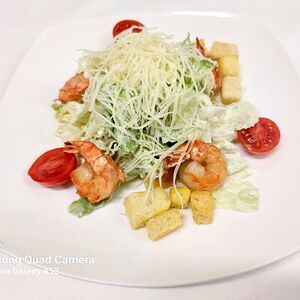 Салат Цезарь с креветками теплый