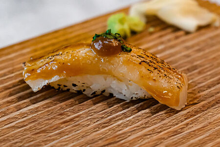 Суши с черной треской, васаби и мисо-карамелью