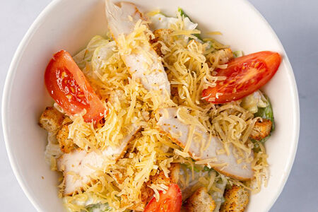Салат Цезарь с курицей