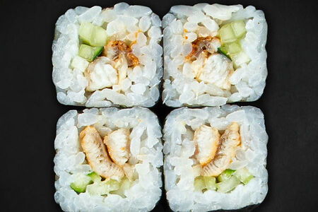 Ролл угорь с огурцом, кунжутом и соусом Унаги