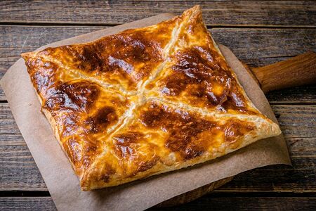 Пеновани хачапури из слоёного теста