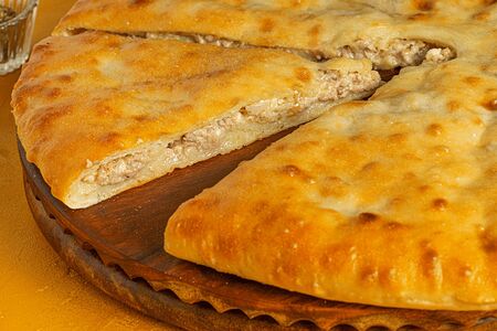 Пирог с мясом и сыром