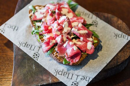 Брускетта с ростбифом